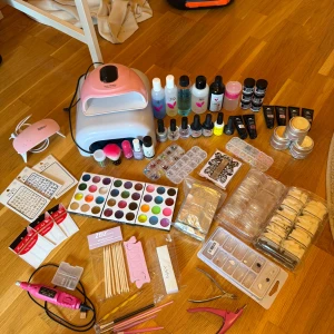 Stor nagel paket  - Ett stork paket med allt du behöver för akryl, gelé och polygel naglar. Vissa är oanvända och andra använda. Inget säls separat. Frågor? Skicka meddelande   Paketet innehåller följande:  Tre paket oanvända tippar  Tre paket glitter  Tre burkar 30g gelé  6st polygel (vissa använda) 6st akryl burkar (10g) 7st base coat, topcoat, primer, star glue 5st vätskor för gelé och akryl  Serum  Nagelbandssax Tipptång  1st naglelacksgele 1st rosa nagellack  1st fil med tre olika funktioner  M.m i bilden