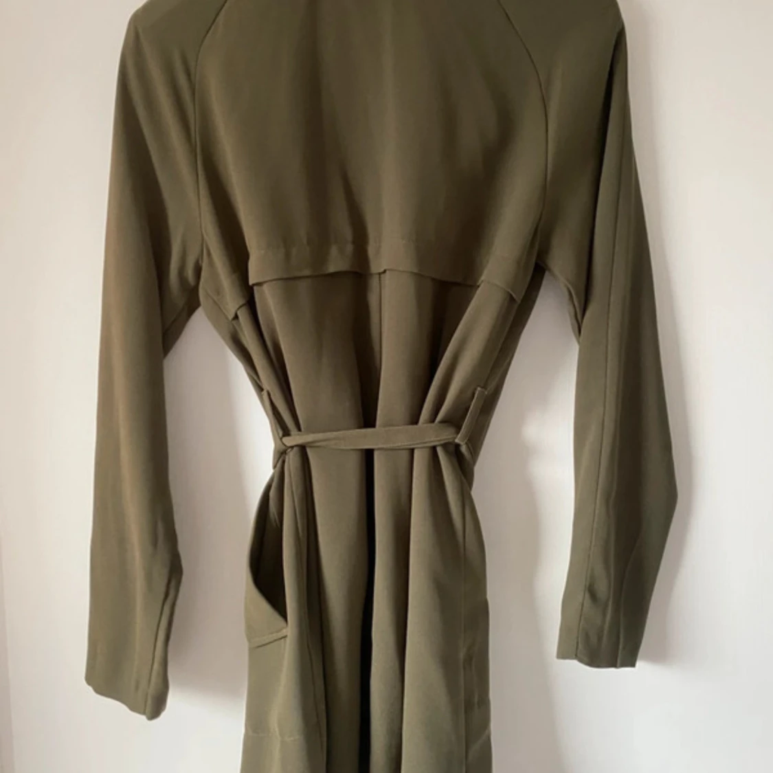 Olivgrön trenchcoat från BikBok XS - 1