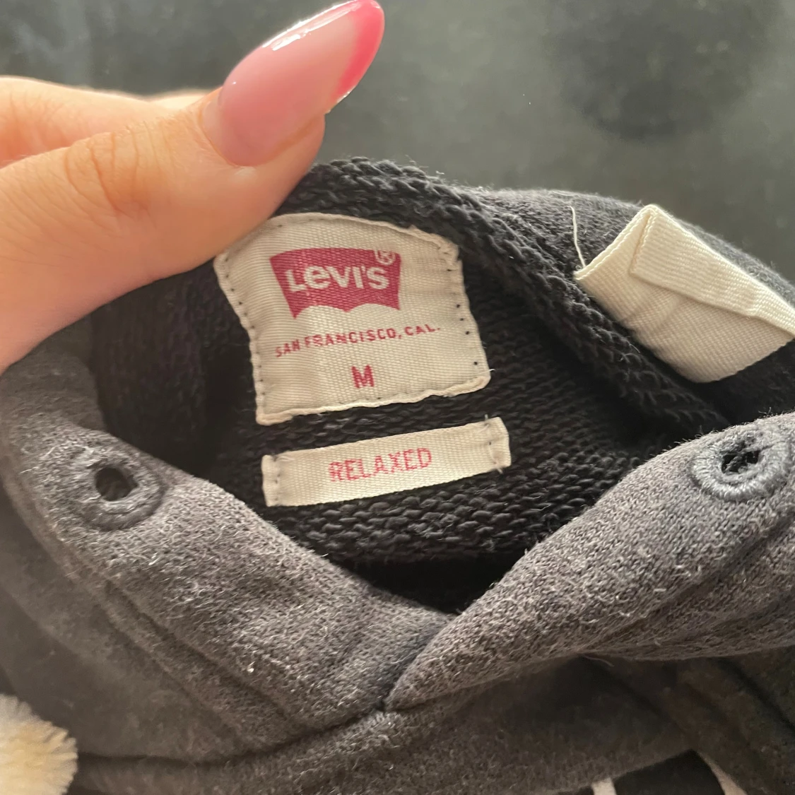 Svart hoodie från Levi's i storlek M - 1