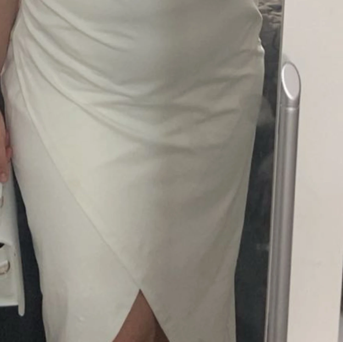 Vit omlottklänning med slits - 1