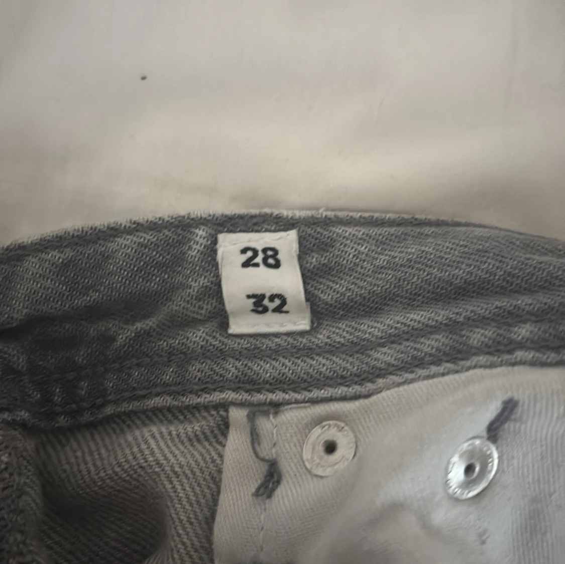 Grå raka jeans 28/32 - 2