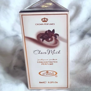 Choco Musk parfymolja 6ml Al-Rehab - Choco Musk från Crown Perfumes/Al-Rehab är en koncentrerad parfymolja på 6ml. Doften är söt och varm med tydliga toner av choklad, vanilj, kakao, amber och mysk. Perfekt för dig som gillar gourmanddofter. Helt oöppnad 