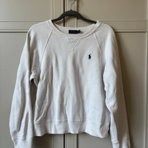 Tröja från Ralph Lauren - Säljer denna vita tröjan från Ralph lauren!🥰