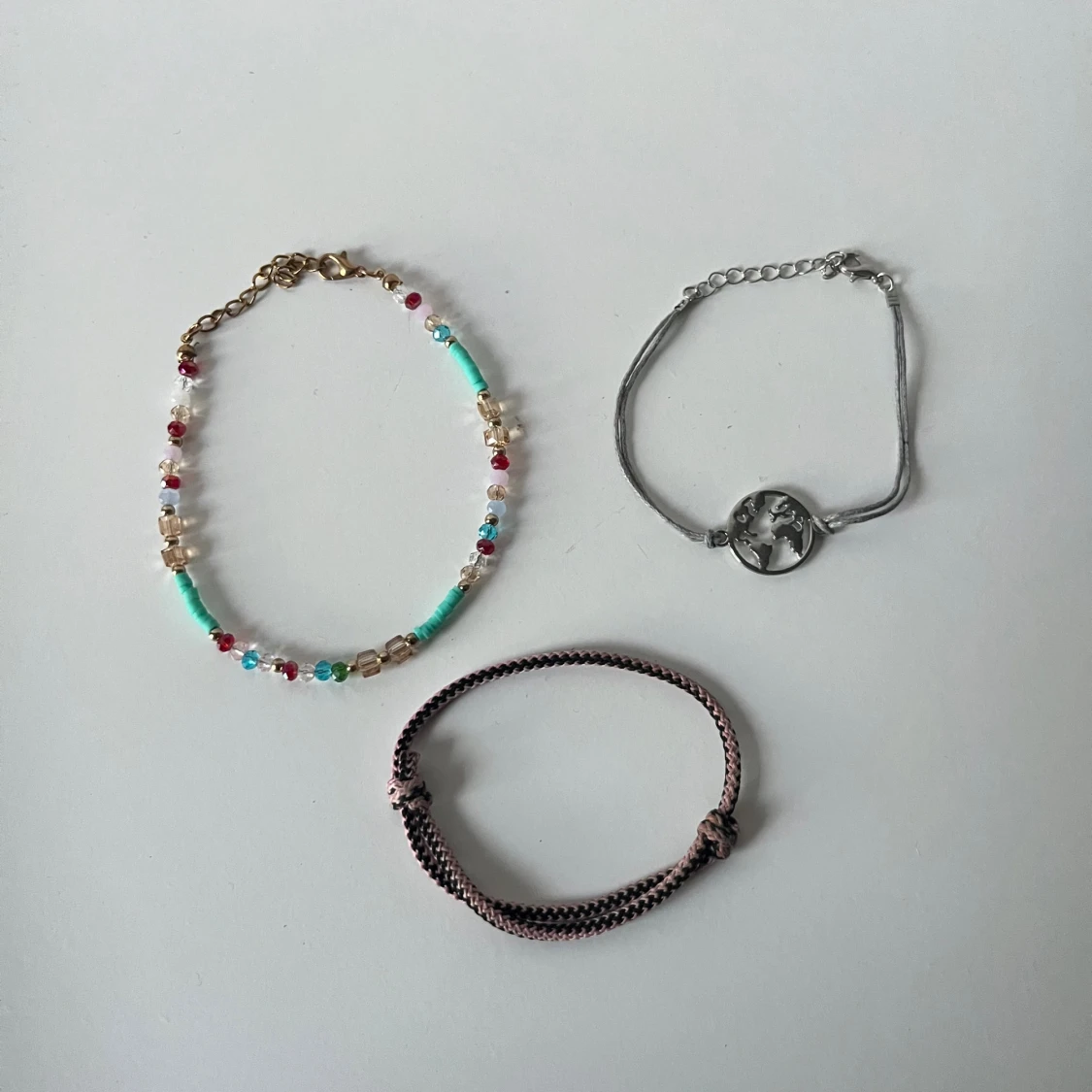 Tre färgglada armband