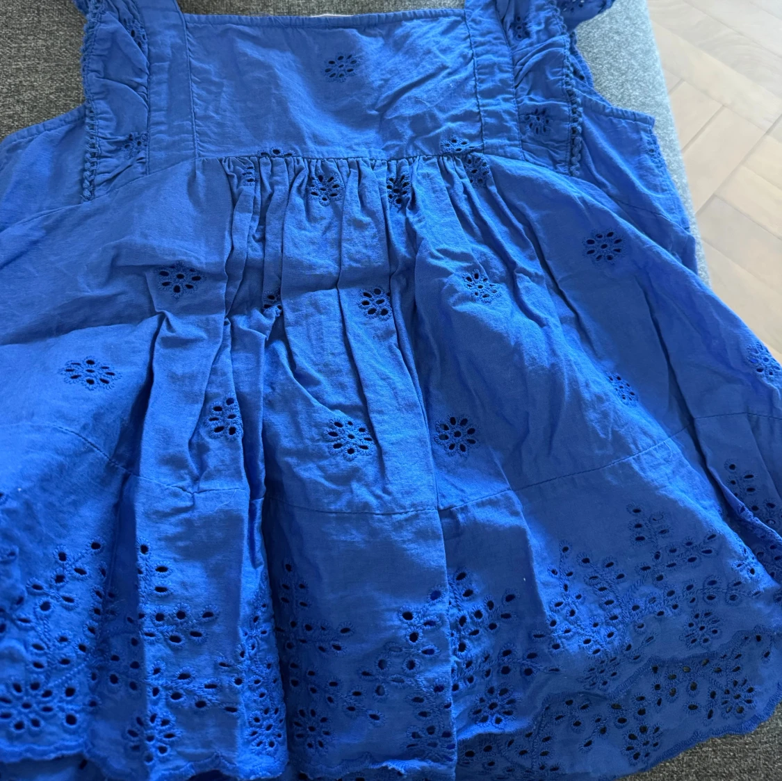 Blå blus med broderade detaljer - 1