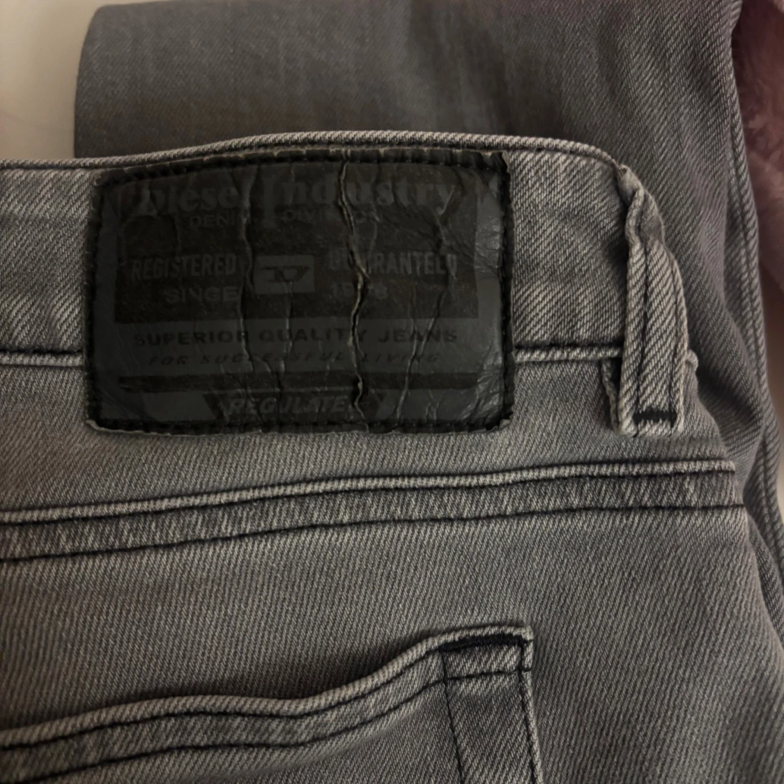 Grå lågmidjade bootcut jeans från Diesel - 1