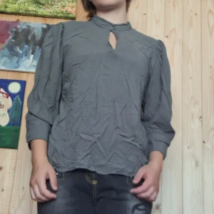 Skön unik tröja  - Mycket sval och unik tröja. Fin och karaktäristisk. Har mycket kläder så den kommer inte till användning. Lite skrynklig men bra skick. Vill bli av med allt så kan sälja billigt. Köparen föreslår pris 🍀