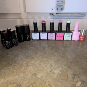 Gellack/gel polish, kräver uv/led lampa - Semilac, Gel Polish Factory, Venalisa och Le mini macaron. Jättefina färger. Se bild på färgerna på andra bilden, hämtade online. De mini Semilac är använda två gånger men finns fortfarande produkt kvar: bas, topp, 032 och 231. Resten är nya och oanvända.
