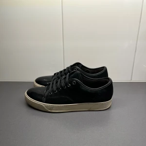 Lanvin skor  - Säljer lanvin skor i storlek 41/uk7 (Passar 42) skorna är i bra skick utan deffekter. Skorna kommer med dustbag. 