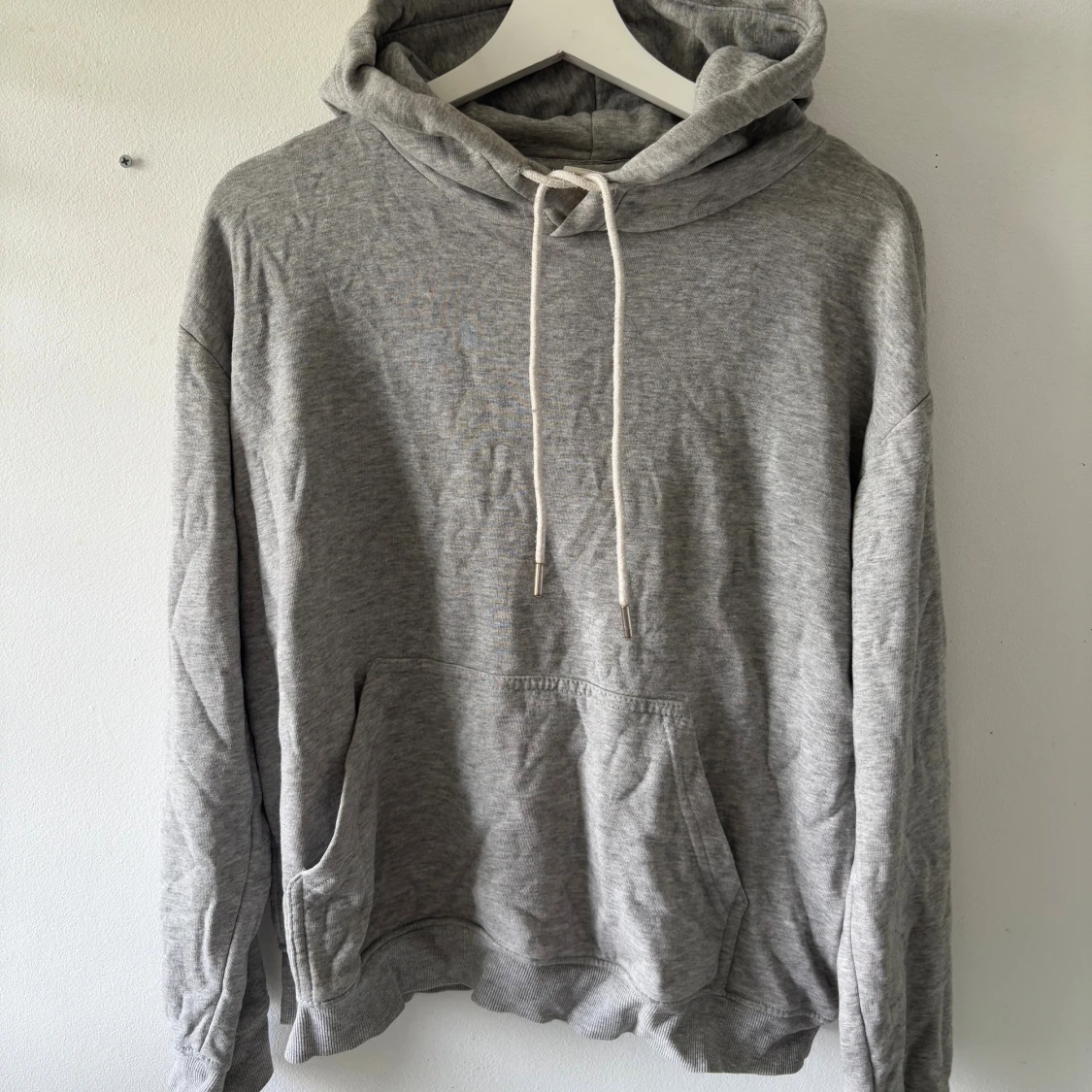 Grå hoodie från H&M med huva