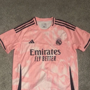 Fotbollströjor - Real madrid, al nassr och Italiens landslagströja. 200 kr styck, allt tillsammans säljs för 500 kr.