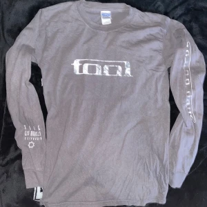 Vintage Tool tröja - Långärmad Tool tröja med tryck på framsida, baksida och på båda ärmarna. Jättebra skick och kvalitet!