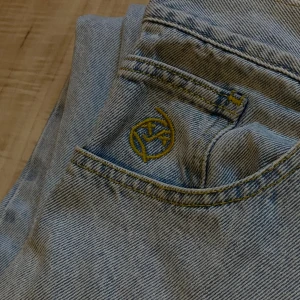 Polar Big boys - Ljus blå Big boys från polarskateco. Lite slitna vid hälen (se sissta bilden). Annars i bra skick även en liten fläck men den går säkert bort i tvätten