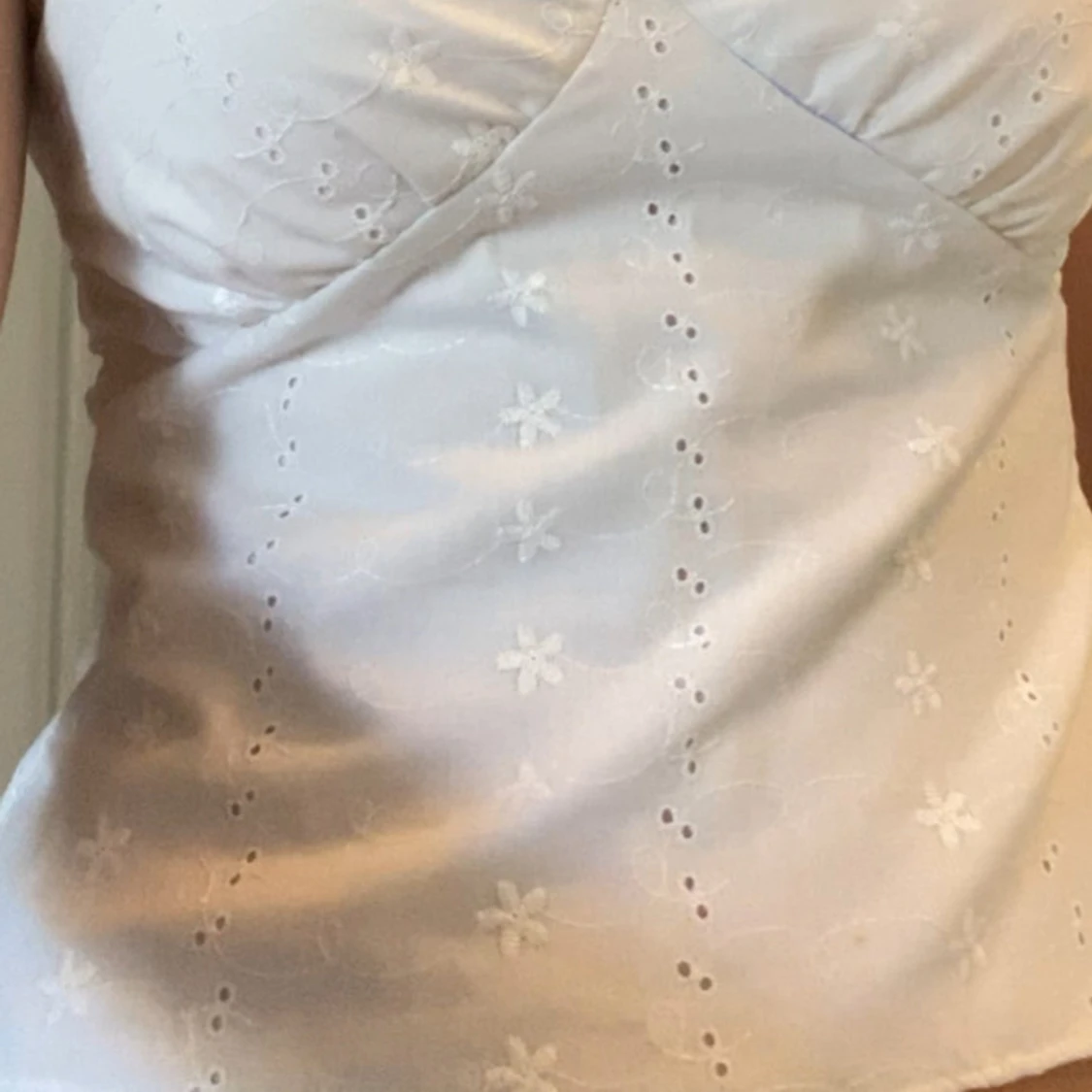 Vit blommig blus med v-ringning - 3