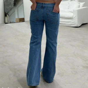 Alobha label - Alobha label jeans i st Xs. Jag brukar ha S eller Xs i byxorna och dessa sitter väldigt nice, är dessutom 174cm och längden är perfekt! Jätte snygg passform och lågmidjade. Nypris 999kr! Dessa är som nya, väl omhändertagna! 