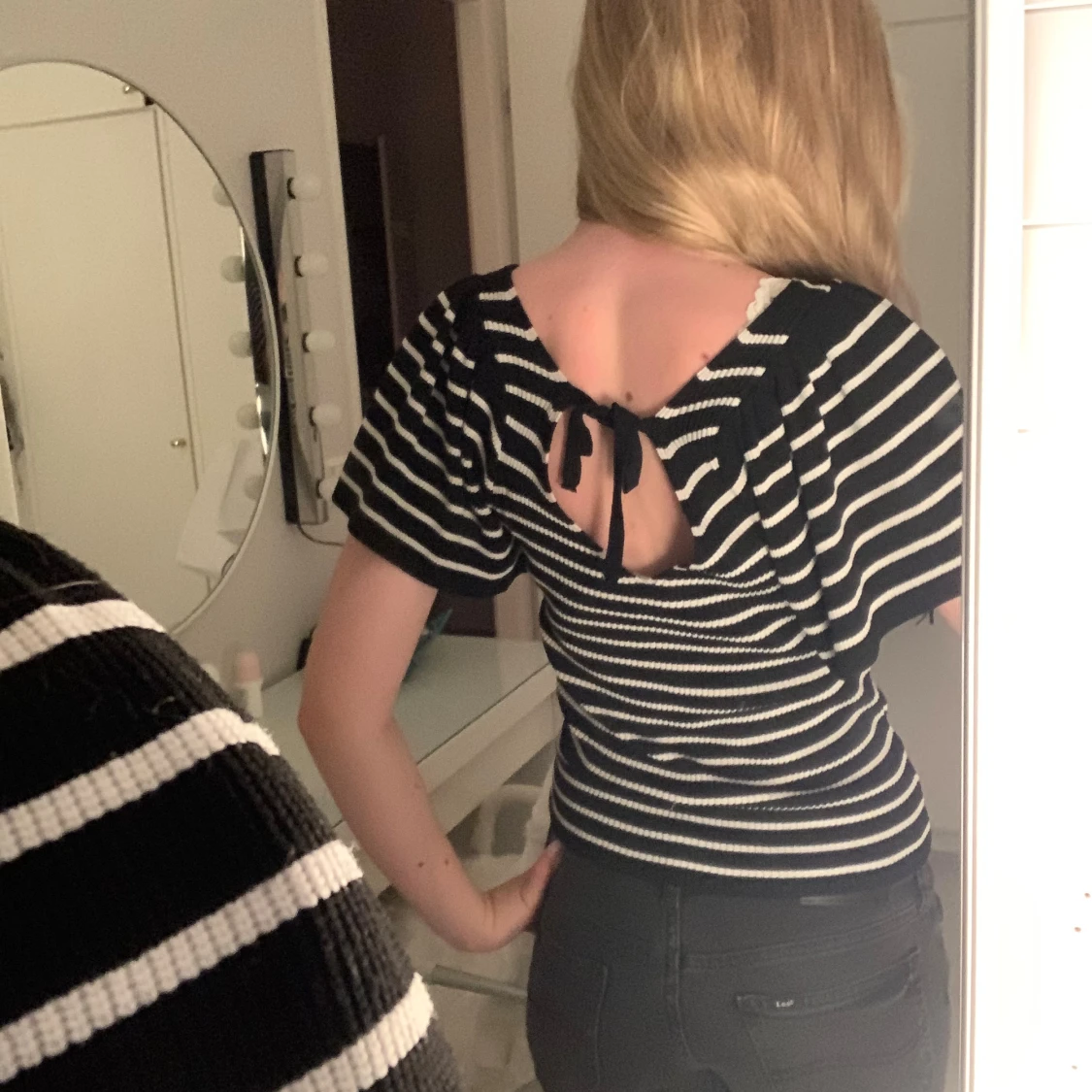 Randig svartvit ribbad topp med knyt - 2