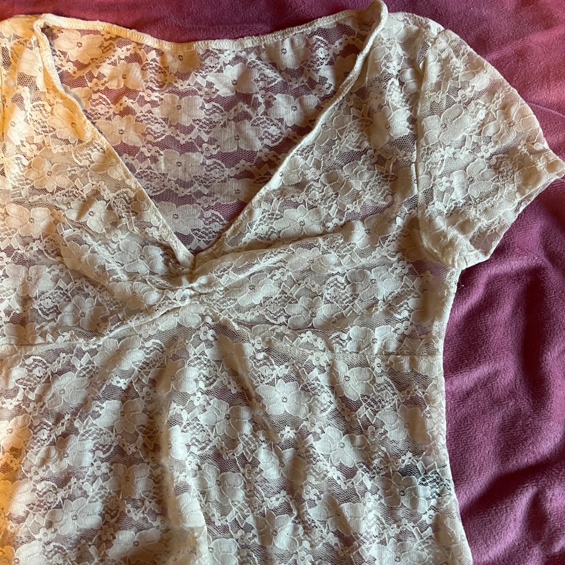 Vit spetsblus med v-ringning - 1