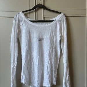 Vit långärmad tröja med tryck - Säljer denna vita långärmade tröjan!🥰