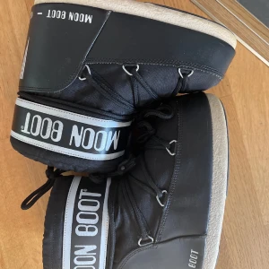 Moon Boots - säljer mina coola moonboots för dom inte kommer till användning, jättesköna. storlek 31-34 men passar mig perfekt som har 37/38. pris kan diskuteras 💖