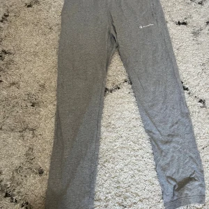 Två Champion byxor  - En grå och en svart Champion byxa. Otroligt fina och i bra skick, de är i storlek M båda två och passar perfekt för killar och män! Nypris 400kr per plagg! 