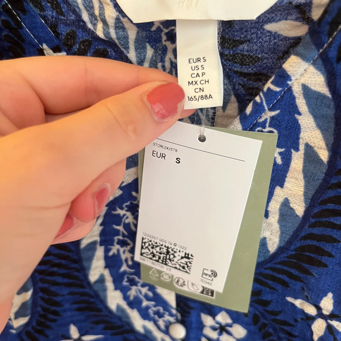 Blå och vit mönstrad klänning H&M S - 2