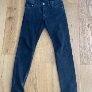 Grå Weekday straight jeans - Säljer ett par grå jeans str W28L29 från Weekday med klassisk femficksdesign och raka ben. Jeansen har normal passform och är tillverkade i bomull. Perfekta för dig som gillar en enkel och clean look med lite vintage-vibe.