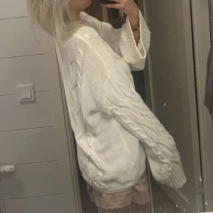 Vit stickad tröja från 157 - Säljer en vit stickad tröja från 157 i storlek L. Tröjan har grova flätstickade detaljer längs ärmar och fram, rund halsringning och ribbade muddar. Perfekt för lager-på-lager och chill höst- eller vinterdagar.