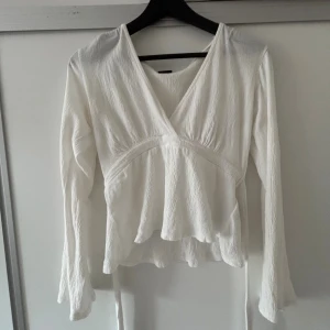 Blus - Superfin vit blus med knyte🥰