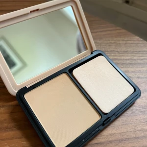 Make Up For Ever HD Skin Matte Velvet - Har endast testat produkten!                    Puderfoundation från Make Up For Ever i nyansen 1N14. Kommer i en beige kompakt dosa med spegel och tillhörande svampapplikator. Ger en matt finish och har en silkeslen, ljusbeige ton. Perfekt för dig som vill ha en naturlig och jämn bas. 