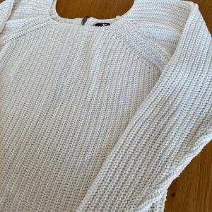 Vit grovstickad tröja - Vit grovstickad tröja från JC.  Rensar ur min garderob från en hel del oanvända kläder🌼 Om du ser något mer i min profil som du gillar så skickar jag med det till dig också!😊 Fler kläder kommer! 
