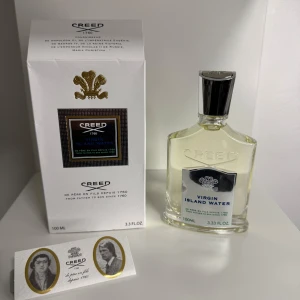 Creed Virgin Island Water 100ml - Lyxig parfym från Creed, Virgin Island Water, 100ml. Flaskan är transparent med silverfärgad kork och elegant etikett. Kommer i vit kartong med guld- och svartdetaljer. Perfekt för dig som gillar exklusiva dofter med tropisk känsla.