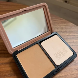 Make Up For Ever HD Skin Matte Velvet - Endast testad!                                                                    HD Skin Matte Velvet är en kompakt puderfoundation från Make Up For Ever. Den kommer i en snygg beige dosa med spegel och medföljande svamp. Färgen är medium beige med matt finish, perfekt för en jämn och naturlig look.