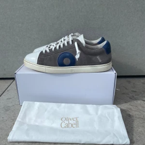 Oliver cabell skor - Snygga Oliver Cabell skor som min brorsa säljer! Han har knappt använt dem och de har inga större tecken på slitage. Storlek 39 men de passar 40 eftersom de är stora i storleken. Dustbag och box medföljer.  Nypris cirka 2400 kr. Hör av er om ni har några frågor eller eller vill ha fler bilder. 