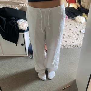 Vita linnebyxor från Gina Tricot - Snygga och luftiga vita linnebyxor från Gina Tricot. Stl 158/164. Det är bara att fråga om ni har några frågor eller vill ha fler bilder😊 Andvänd helst inte köp direkt utan skriv först tack