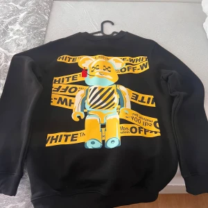 Svart tröja  - Jag har aldrig haft på mig den endast när jag provade den. Det är jätte bra material inte billig material liksom . Jag skulle säga att den hade passat XL också 