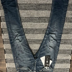 Dondup george paint splatter - Säljer nu mina feta dondup jeans som tyvärr inte passar längre och det behövs att sälja. Du får med tagen.                                                          Passar mellan 168-175 ish. Skriv gärna ifall ni har några frågor! MVH/Marko 