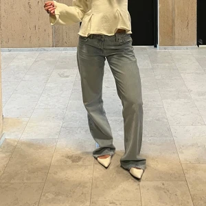 Populära zara jeans - Säljer dessa populära zara jeansen då dom är för stora. Supersnygg ljus färg och lågmidjade Pris går att sänka.