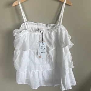 Gina topp! - Nu säljer jag min helt oanvända topp från gina tricot pga att den tyvärr inte kom till användning. Ny pris ca 300 säljer därför för 150, pris går att diskutera. Hör gärna av er med frågor.