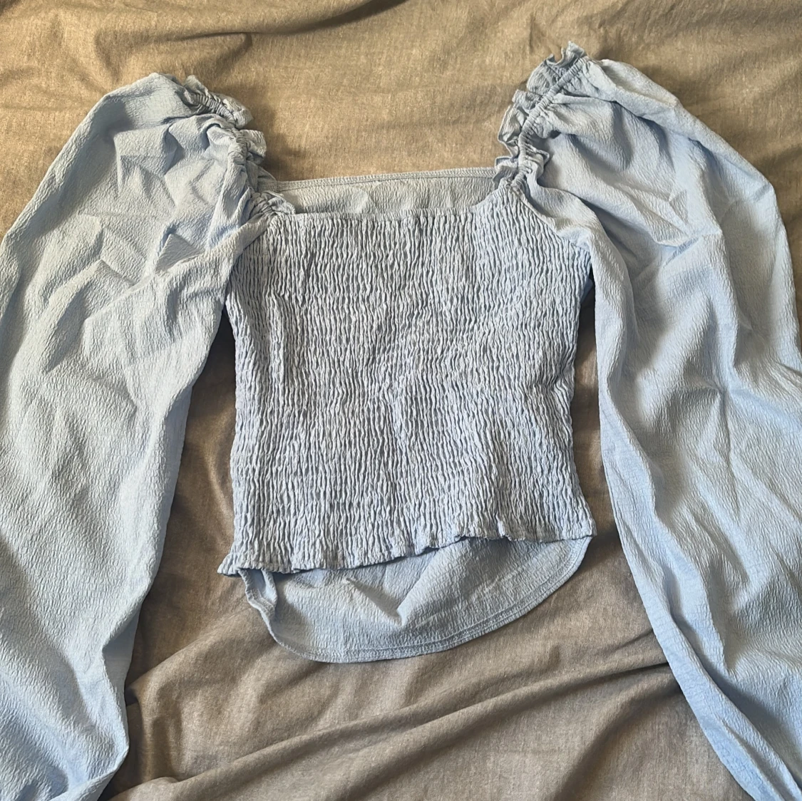 Ljusblå blus med puffärmar från SHEIN