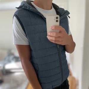 Blå quiltad dunväst - Säljer en sjukt fet en quiltad dunväst från Massimo Dutti | skick 9/10 ✅| (fler bilder kommer snart) | Storlek M men passar även S hyfsat bra! | Skriv vid frågor eller funderingar🤝