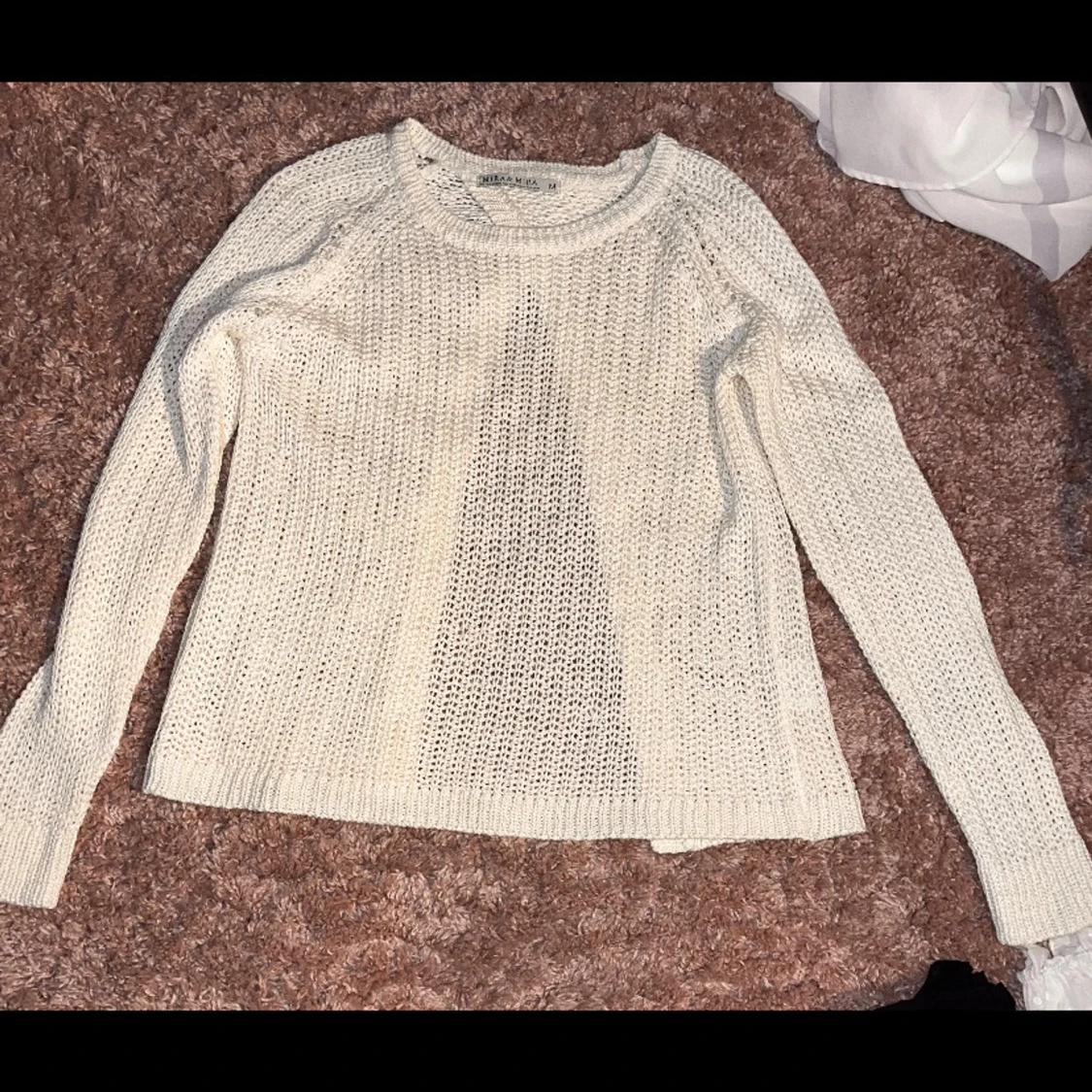 Beige stickad kofta från Mira & Mira