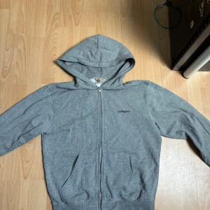 Carharrt hoodie - Snygg grå carharrt hoodie i storlek M, tog bort snörningen för tyckte de va snyggare utan, bra skick. Passar även S