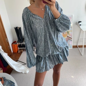 Klänning - Super fin lång ärmar klänning med mönster, skärpet ingår inte🥰