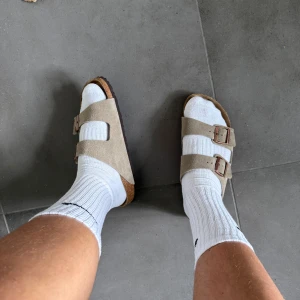 Birkenstock Arizona mjuk fotbädd stl 44 - Säljer ett par Arizona mjuk fotbädd i stl 44. Äkta mocka. I nästintill nyskick, använda på midsommar i år 2 dagar enbart. Nypris 1500kr. 
