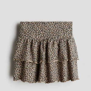  Volangkjol  - Superfin och skön kort kjol från H&M med leopardmönster i beige, brunt och svart. Kjolen har två fina volanger. Kjolen kan även användas som en topp! Säljer på grund av att den inte kommer till användning. Pris kan diskuteras!!❤️