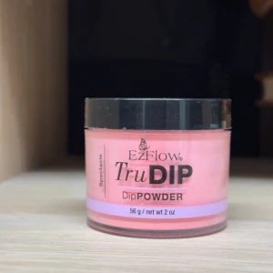 EzFlow TruDIP Dip Powder rosa - EzFlow TruDIP Dip Powder i färgen Spectacle är ett dipping powder för naglar i en snygg rosa nyans. Kommer i en rund plastburk med svart lock, innehåller 56 g. Har lite repor/damm på förpackningen pga att den legat bland öppnade burkar, men inga problem med produkten