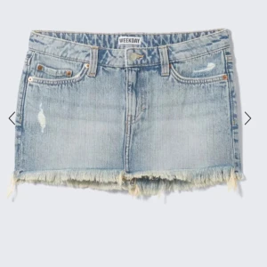 ljusblå kjol med fransar - säljer denna jättefina minikjolen från weekday!😆💓älskar denna kjolen men den kommer tyvärr aldrig till användning då den är lite för stor!🥹🥹kjolen är nästan aldrig använd och perfekt om man åker utomlands eller till sommaren😆💞 !!priset går att diskutera!!🥰🥰(sista bilden är lånad då den inte är min)