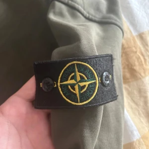Stone island tröja - Använd ungefär 2 gånger den är i perfekt skick släpper den så billigt för den är köpt från pb plus så är den liten på mig 