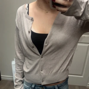 Beige kofta - En tunnare kofta som passar bra till varma höst dagar. Den är lite skrynklig då den legat i min garderob och inte blivit använd. Den har inga tecken på användning💞