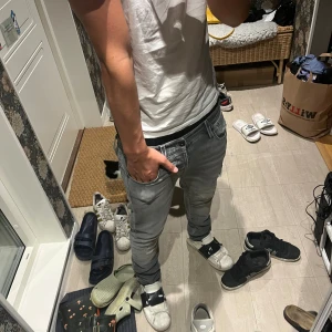 Ljusgrå skinny jeans med slitningar - Säljer ett par ljusgrå jeans med slitningar. Har typ aldrig använt den höra och den börjar bli för små. Perfekta för dig som gillar en grisch stil. 